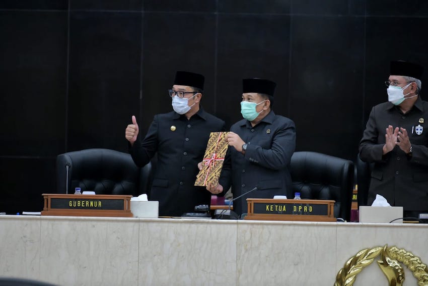 Gubernur Jawa Barat H. Ridwan Kamil saat mengikuti rapat paripurna, DPRD Jabar yang langsung mengikuti pembentukan Panitia Khusus (Pansus) DPRD Jabar. Dok Humas Jabar 