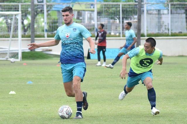 Nick Kuipers menjalani latihan ringan bersama para pemain Persib Bandung lainnya di Lapangan Finns Recreations Club, Sabtu (12/2/2022). (na.wmol)