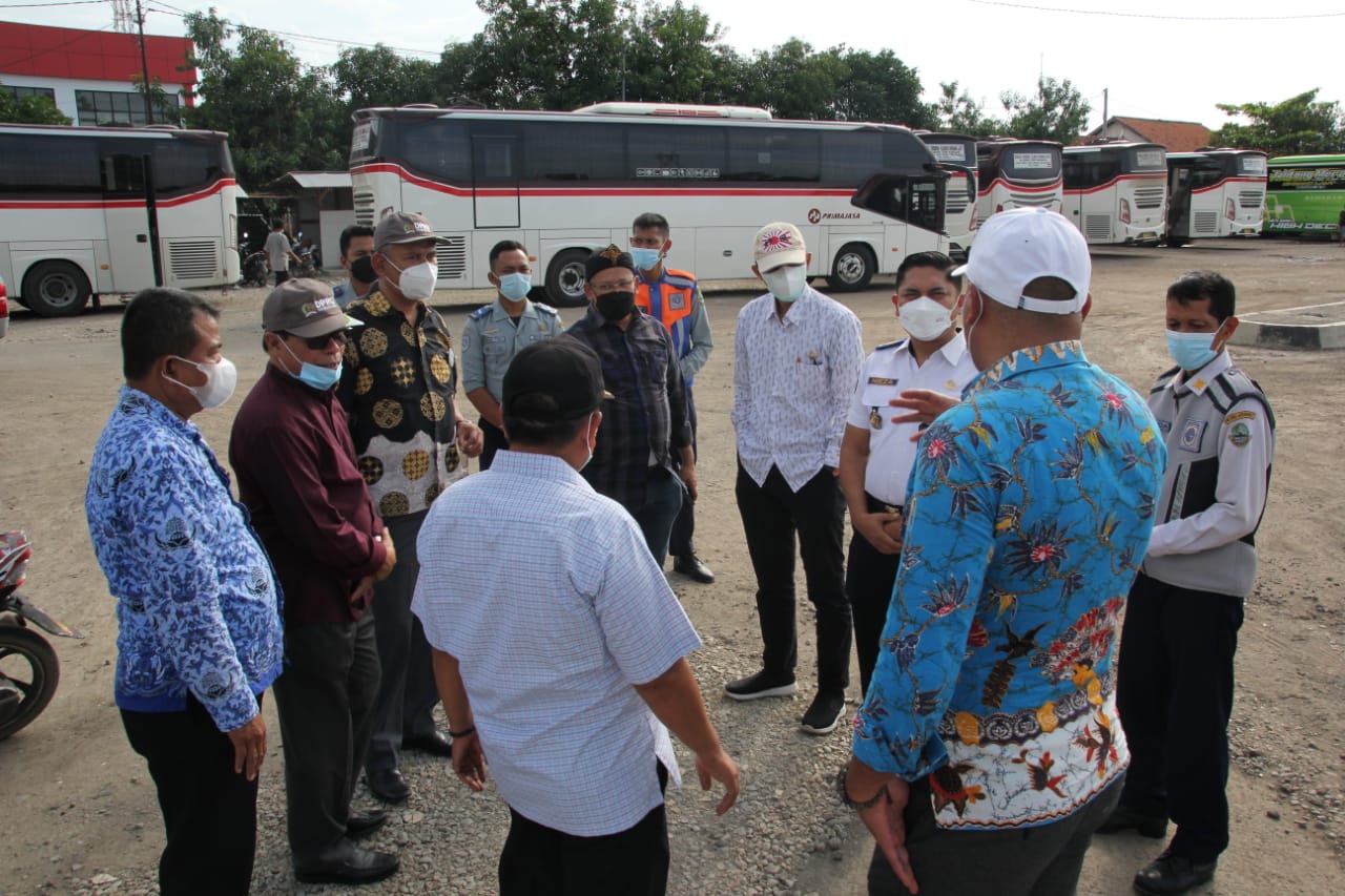 Wakil Ketua DPRD Provinsi Jawa Barat Achmad Ru'yat bersama Pansus VI DPRD Jabar melaksanakan peninjauan lapangan ke Terminal Tipe B Kota Ciledug Kabupaten Cirebon. Jumat (18/2/22). Dok Humas DPRD Jabar