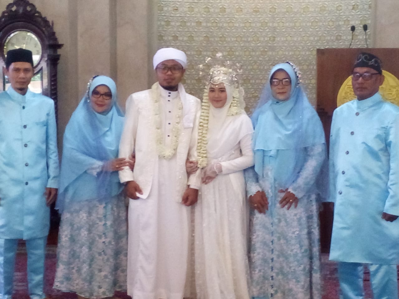 Foto Bersama Kedua Mempelai Keluarga Ridwan Muharam /Laela Kodariah (Kiri) dan Keluarga Subardi Abdurrahman (Alm) /Sri Sumarni (Kanan) dan Kedua mempelai Muhammad Nur Hidayatulloh dan Fathia Nur Azizah. Ft , Benz