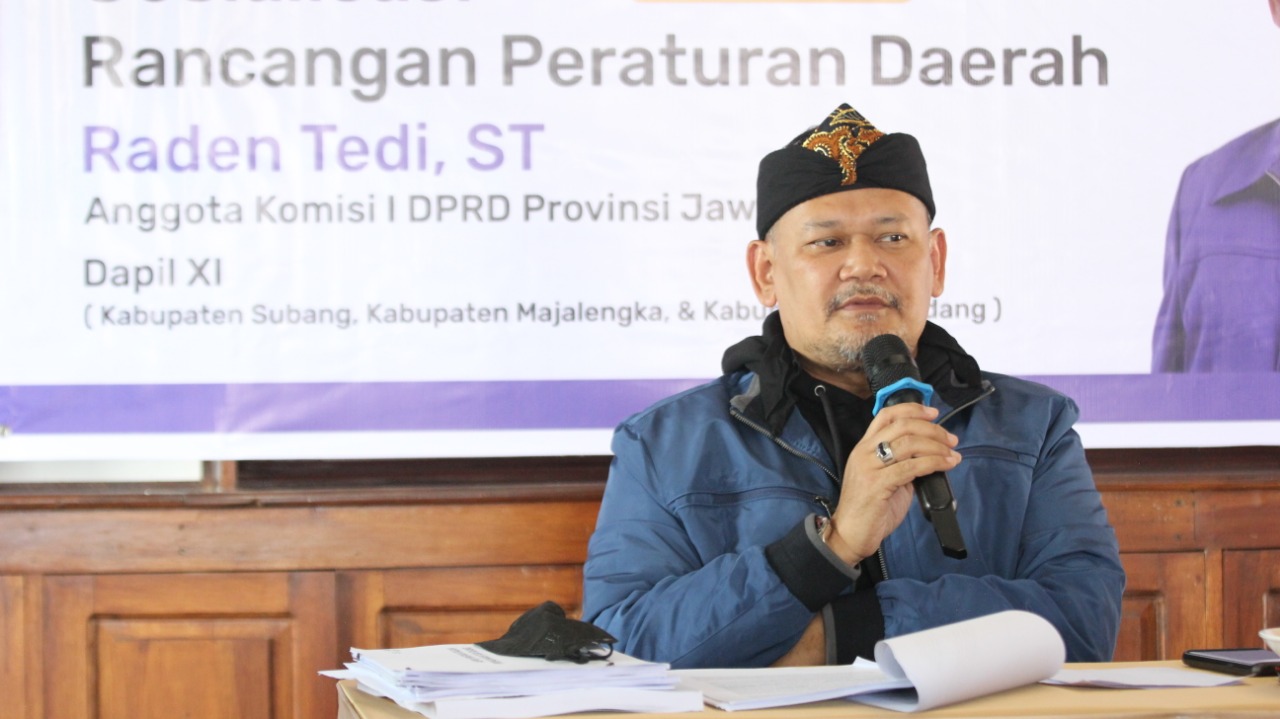 

Anggota Dewan Perwakilan Rakyat Daerah (DPRD) Provinsi Jawa Barat dari daerah pemilihan (Dapil) Jabar XI, Raden Tedi, sosialisasikan Rancangan Peraturan Daerah Provinsi Jawa Barat tentang Rencana Tata Ruang Wilayah Provinsi Jawa Barat Tahun 2022-2042 di Resto Cafe 99 Cibatu, Kel. Munjul, Kec. Majalengka, Kabupaten Majalengka, Kamis (03/02/22).

