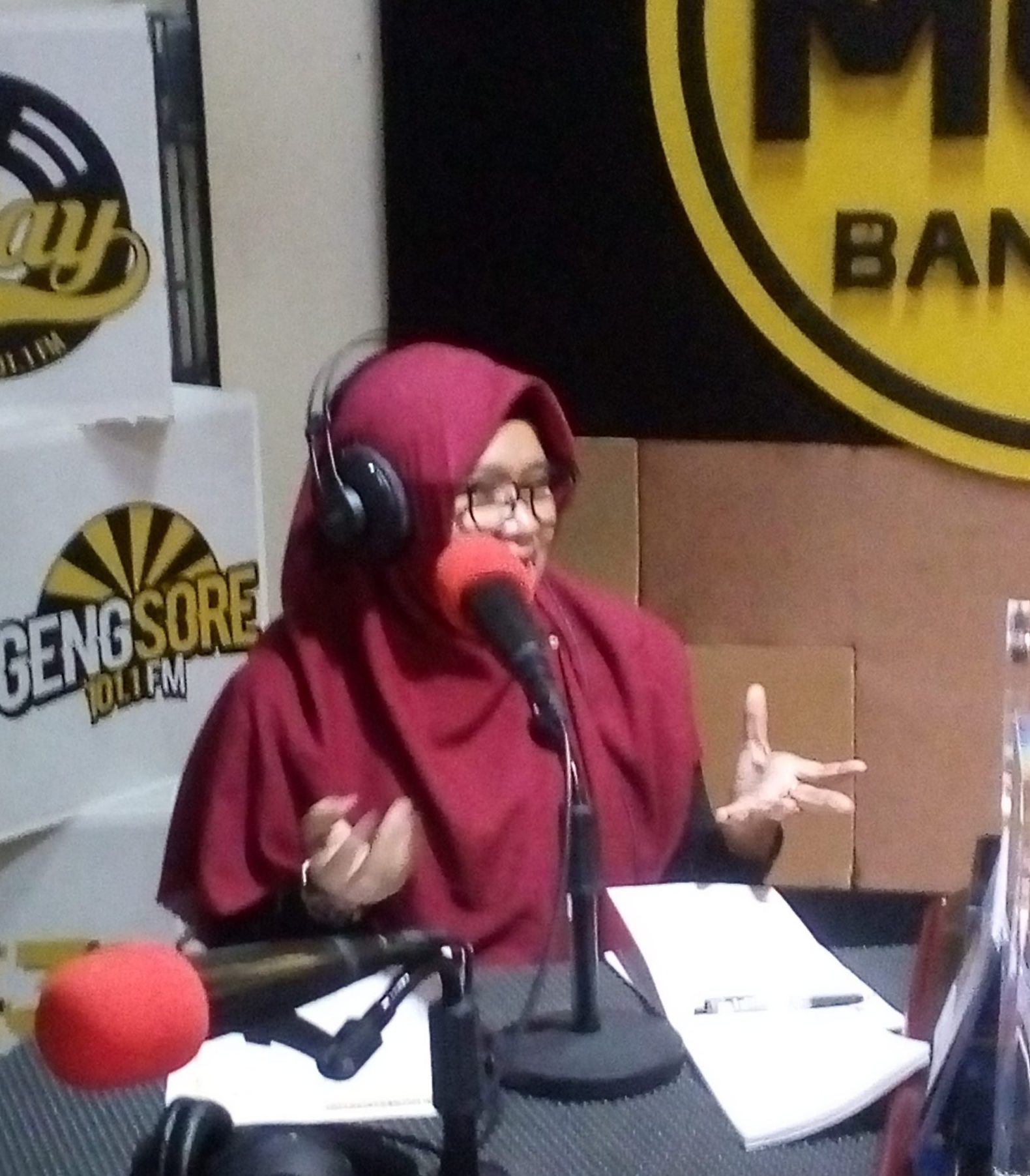 Anggota DPRD Jabar Fraksi PKS Hj. Sari Sundari. S.Sos. M.M saat Talk Show Adikarya Parlemen di Radio MGT FM 