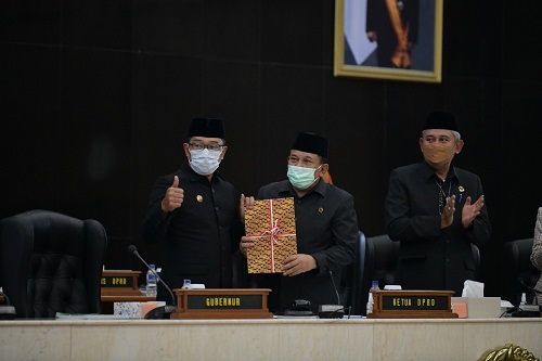 Gubernur jabar Ridwan Kamil bersama Ketua dan Wakil DPRD Jabar saat Rapat Paripurna tentang Laporan Keterangan Pertanggungjawaban Gubernur Jawa Barat Tahun Anggaran 2021 di Gedung DPRD Provinsi Jawa Barat, Dok Humas Jabar