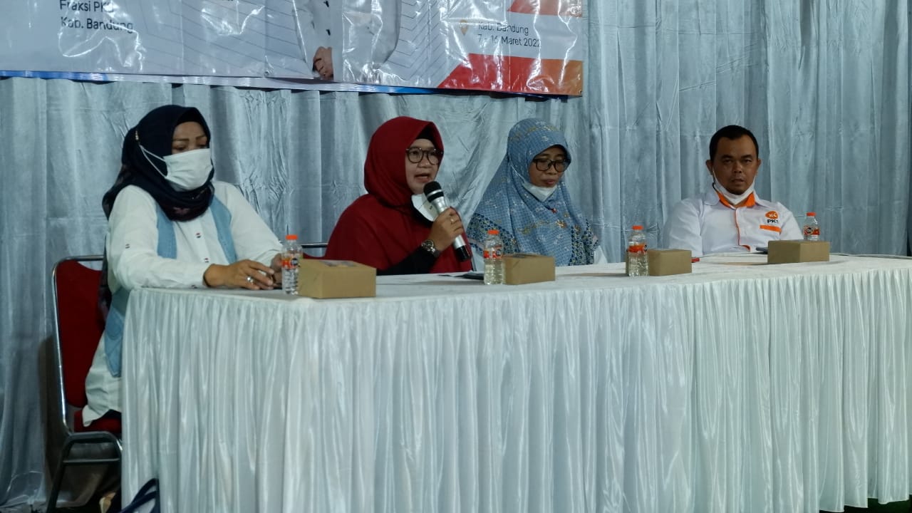 Anggota DPRD Jabar Fraksi Partai Keadilan Sejahtera (PKS) Hj. Sari Sundari, S.Sos. M.M. Saat reses II Tahun Sidang2021- 2022 bersama para penyelenggara pendidik PAUD di Kecamatan Rancaekek Kabupaten Bandung Rabu (16/3/2022)