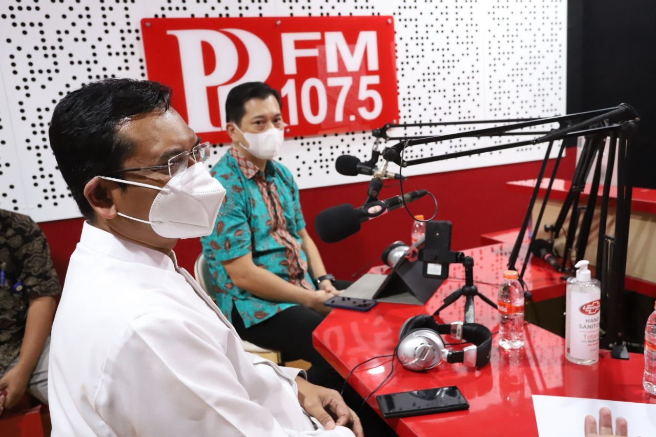 Ketua DPRD Kota Bandung, H. Tedy Rusmawan, AT., M.M., menjadi narasumber dalam talk show Opsi PR FM Bandung,.Dok Humas DPRD Kota Bandung