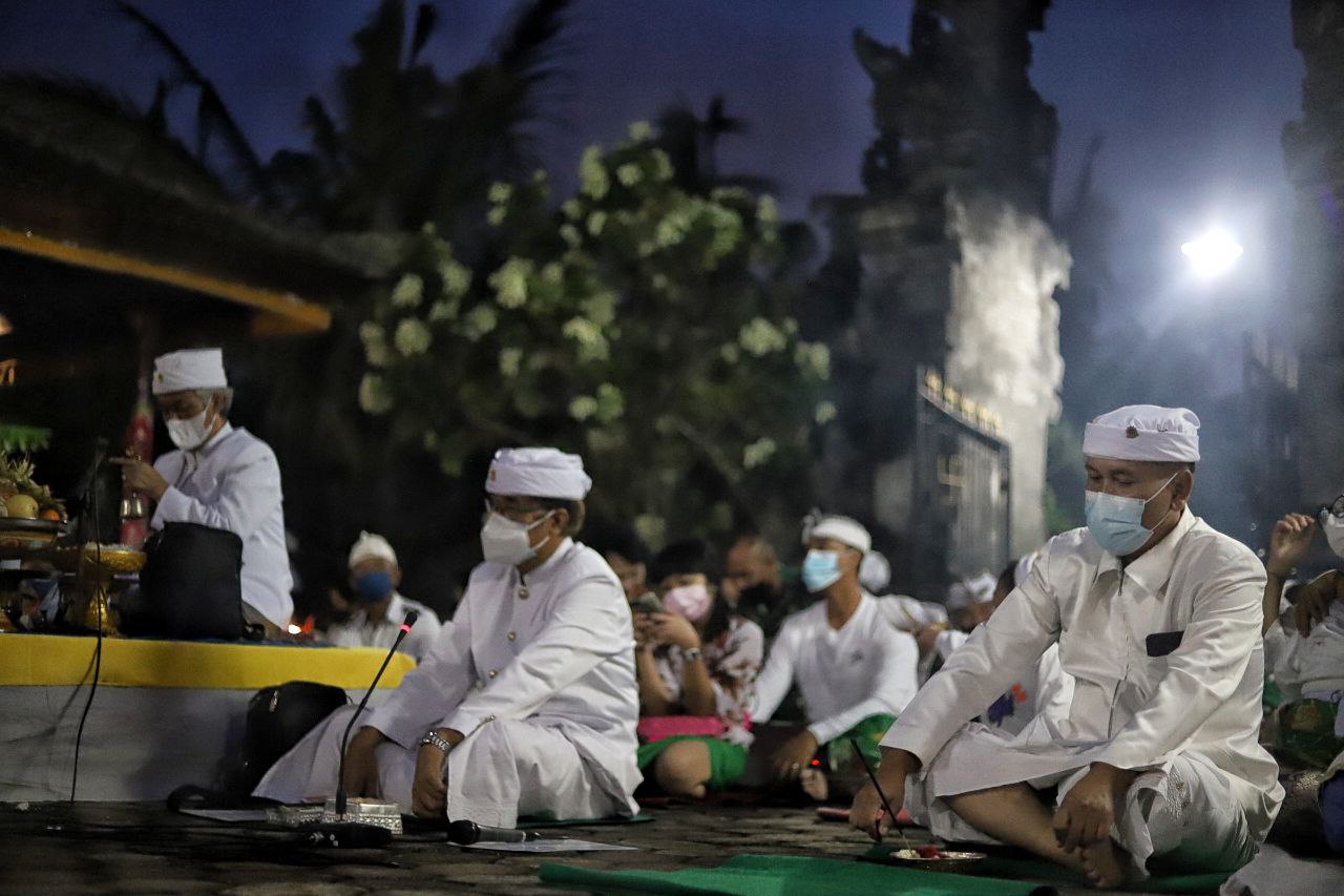 Hari Raya Nyepi dan Tahun Baru Saka 1444 di Kota Bandung berlangsung aman dan kondusif. Sejumlah masyarakat Kota Bandung yang memeluk agama Hindu nampak menjalankan ibadah dalam rangkaian Hari Raya Nyepi dengan khusyuk. Ft Dok Humas Kota Bandung