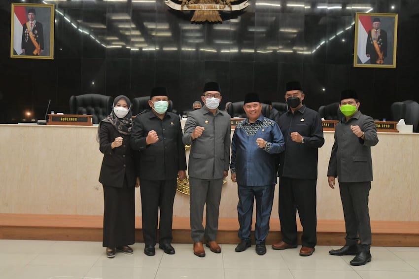 Gubernur Jawa Barat Ridwan Kamil foto bersama dengan Ketua, wakil serta anggota DPRD Jabar usai Rapat paripurna pembahasan Perda tentang Desa wisata. Ft Dok Humas Jabar