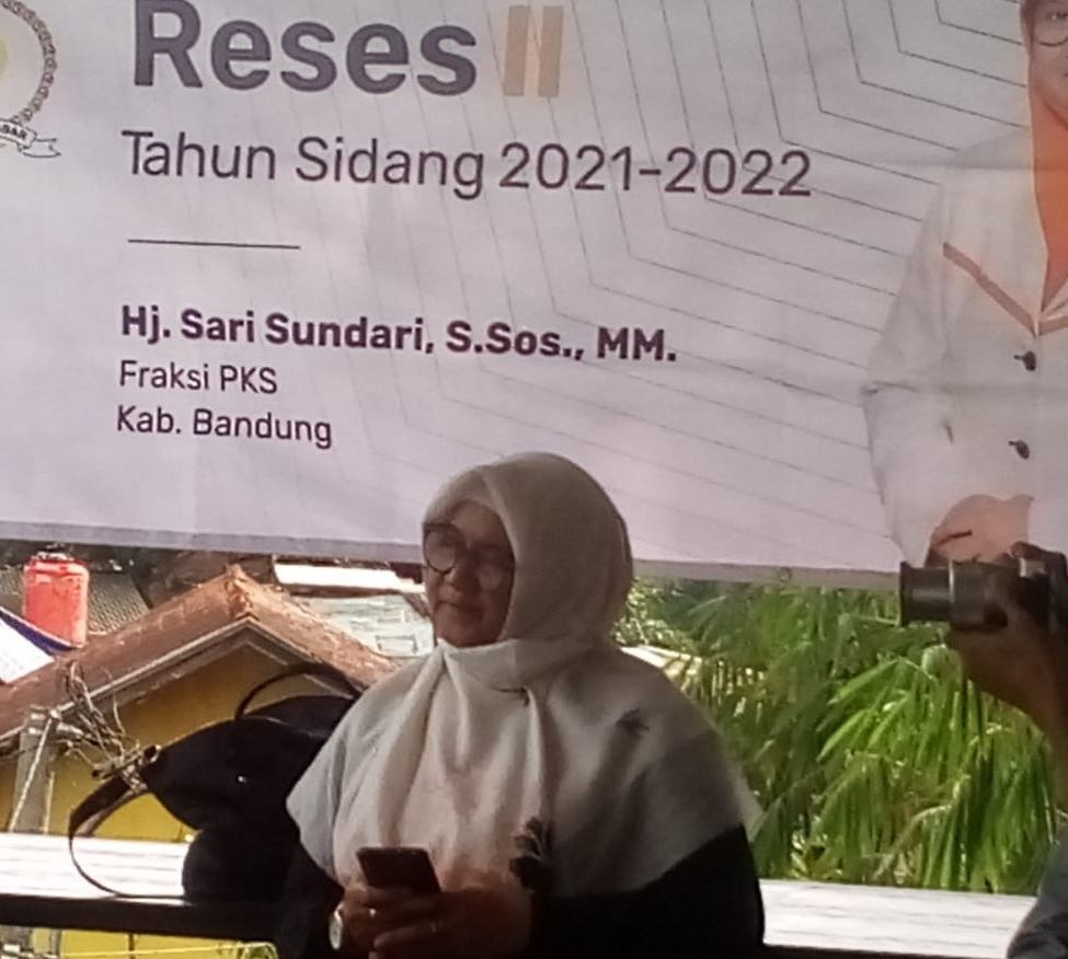 Anggota DPRD Jabar Fraksi PKS Hj. Sari Sundari, saat Reses II di Desa Ciporeat Kabupaten Bandung Senin (14/3/2022)