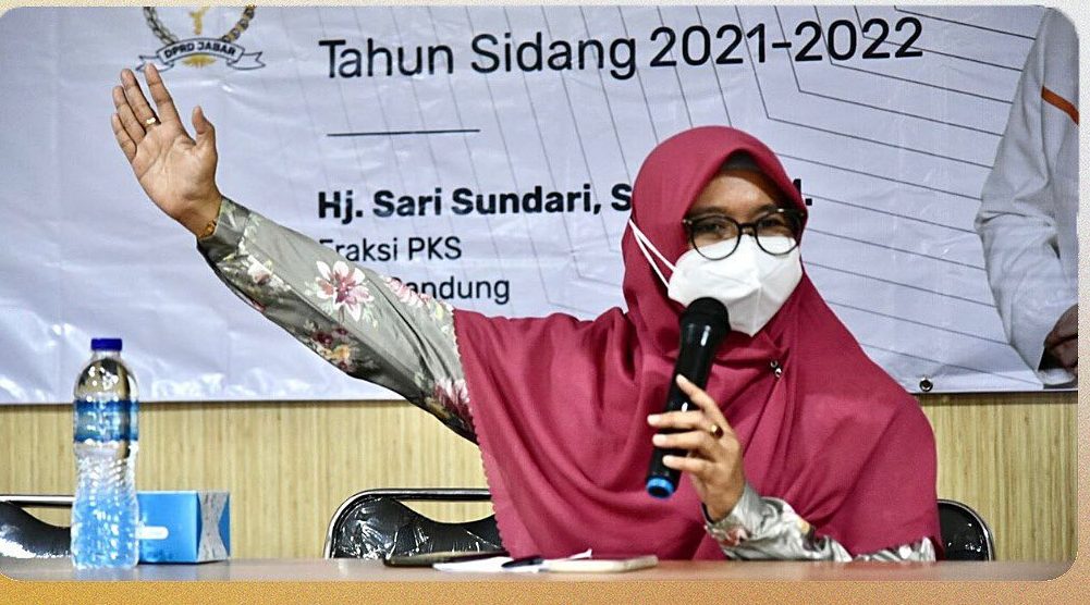 Anggota DPRD Jawa Barat Fraksi Partai keadilan Sejahtera Hj.Sari Sundari S.Sos,.M.M saat Reses di di Cicalengka Kabupaten Bandung. Ft Humas DPRD Jabar