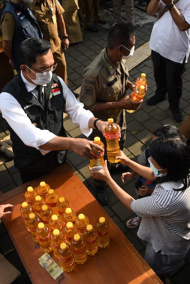 Gubernur Jawa Barat Mochamad Ridwan Kamil saat mengecek kondisi harga minyak goreng di Kelurahan Cipedes, Kecamatan Sukajadi, Kota Bandung, Senin (04/04/2022). Dok Humas Jabar