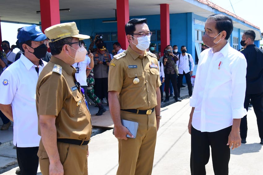 Gubernur Jabar Ridwan Kamil Berbincang dengan presiden Joko Widodo di Cirebon. Ft istimewa