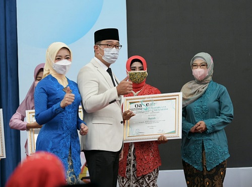 Gubernur Jawa Barat Ridwan Kamil saat pemberian penghargaan pada hari kartini  di Aula Barat, Gedung Sate, Kamis (21/4/2022) ft humas Jabar