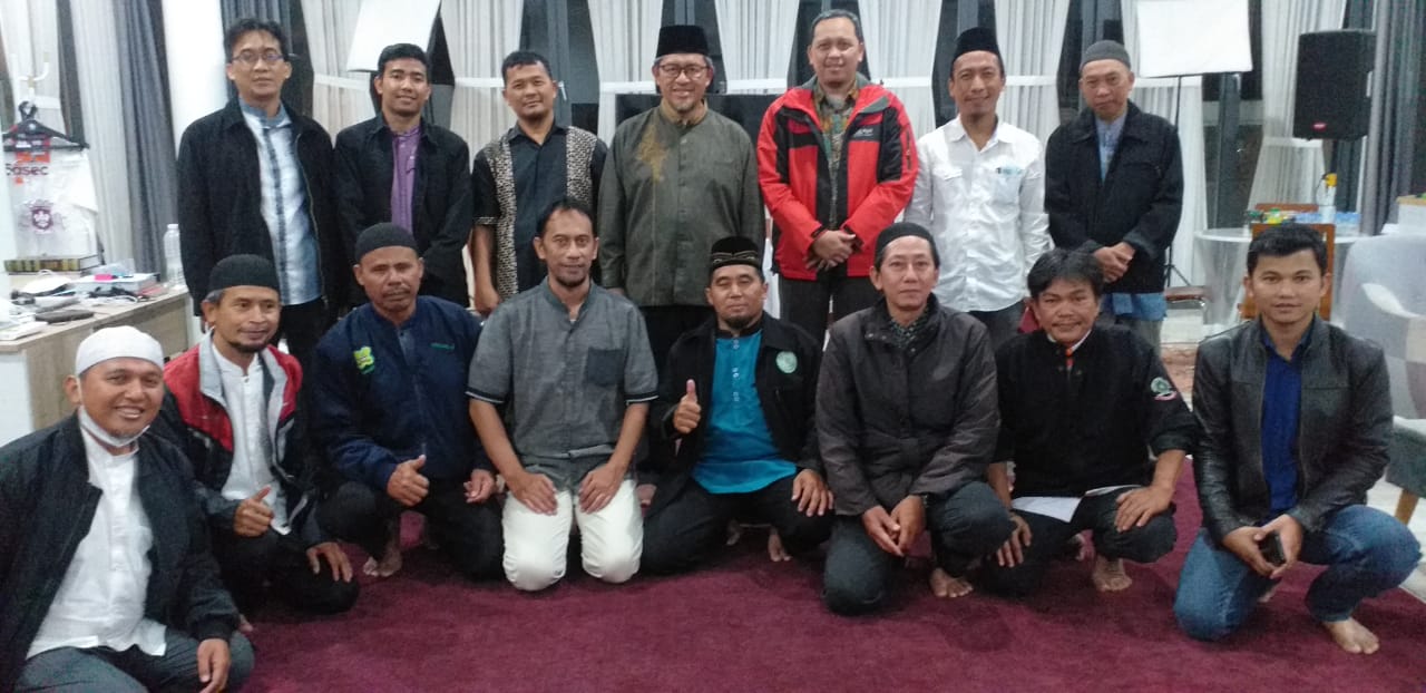 Foto bersama Kang Aher bersama ketua DPC Cilengkrang Edi Sumiadi dan ketua DPC PKS Cileunyi Budi.S beserta jajaran para ketua Dpra PKS. Senin ( 4/3/2022). ft istimewa