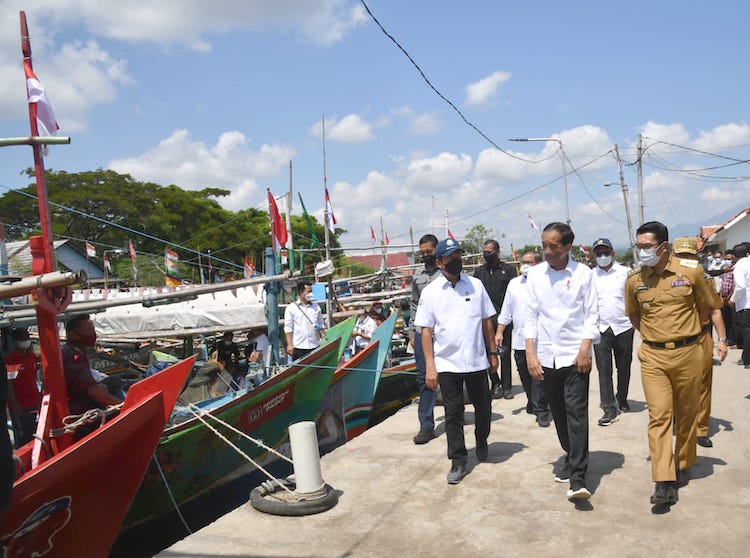 Gubernur Jawa Barat Mochamad Ridwan Kamil mendampingi Presiden RI Joko Widodo melakukan kunjungan kerja beraudiensi dengan nelayan, di Pasar Ikan Selo Pengantin Desa Bandengan, Kecamatan Mundu, Kabupaten Cirebon, Rabu (13/04/2022). Ft Humas Jabar