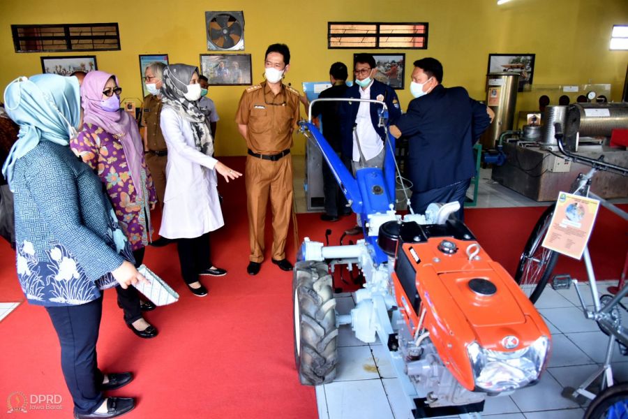 Panitia Khusus (Pansus) II DPRD Provinsi Jawa Barat saat mengunjungi kerja ke Balai Pengembangan Mekanisasi Pertanian Dinas Tanaman Pangan dan Hortikultura Provinsi Jawa Bara. Ft Dok Humas DPRD Jabar