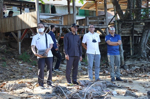 Wakil Bupati Garut, dr. Helmi Budiman, mendampingi Pelaksana Tugas (Plt) Kepala Dinas Pariwisata dan Kebudayaan (Kadisparbud) Provinsi Jawa Barat, Benny Bachtiar melakukan Kunjungan Kerja (Kunker) ke Kabupaten Garut, dalam rangka monitoring perkembangan Pantai Sayangheulang, dan Pantai Santolo mengahadapi Idulfitri tahun ini, Rabu (13/4/2022).Ft istimewa