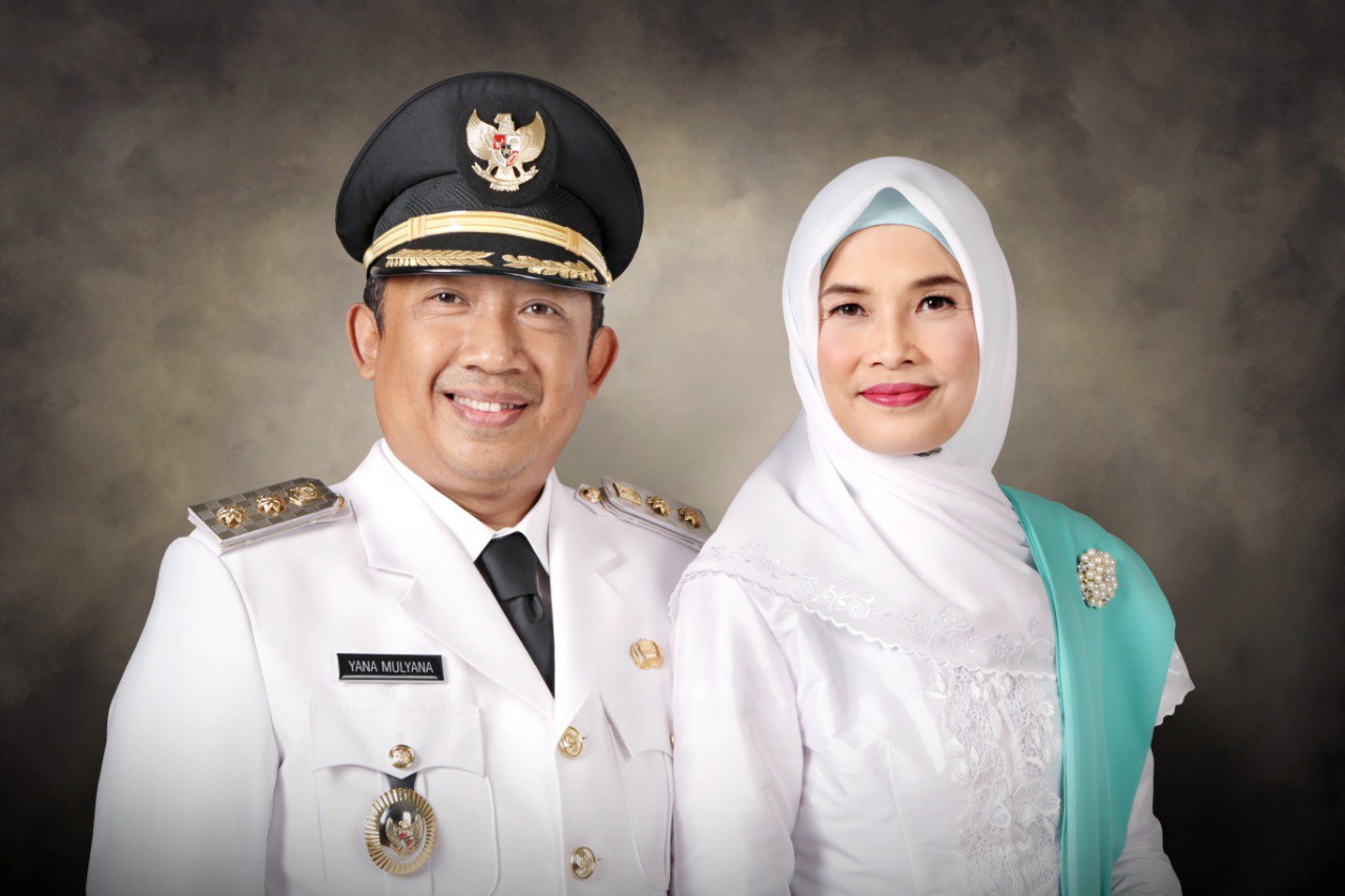 Plt Wali Kota Bandung Yana Mulyana dan istri. Ft Humas Kota Bandung