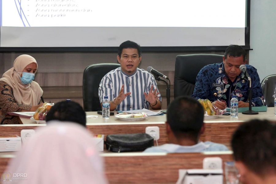 Wakil Ketua DPRD Provinsi Jawa Barat H. Oleh Soleh (Tengah) saat memimpin kegiatan Citra Bakti/ Saba Desa yang berlangsung di Pendopo Kota Bekasi, Ft Dok DPRD Jabar