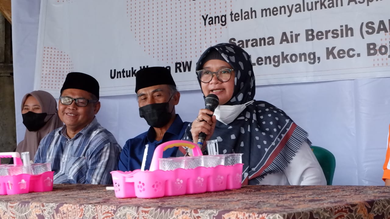 Anggota DPRD Provinsi Jawa Barat Fraksi PKS Hj. Sari Sundari, S.Sos,.M.M saat kunjungan kerjanya pada kegiatan Serah terima Sarana Air Bersih (SAB) yang diperoleh dari Aspirasi Fraksi PKS berlokasi di Desa Lengkong Kabupaten Bandung.Ft Rahman