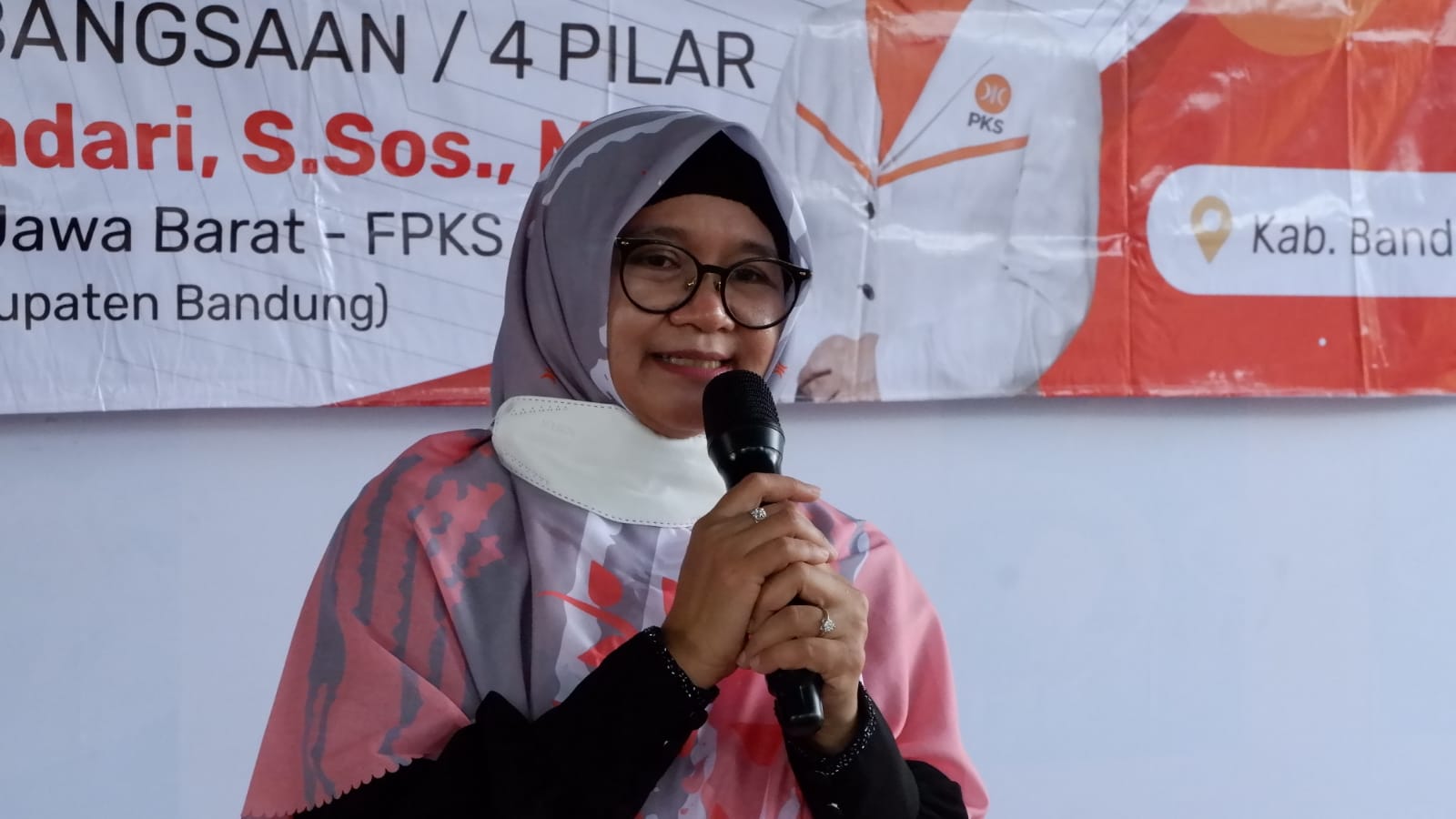 Anggota DPRD Provinsi Jawa Barat Fraksi PKS Hj. Sari Sundari,.S.Sos..M.M saat melaksanakan Sosialisasi 4 pilar kebangsaan di kecamatan Bojong Soang, Selasa (!7/5/2022)