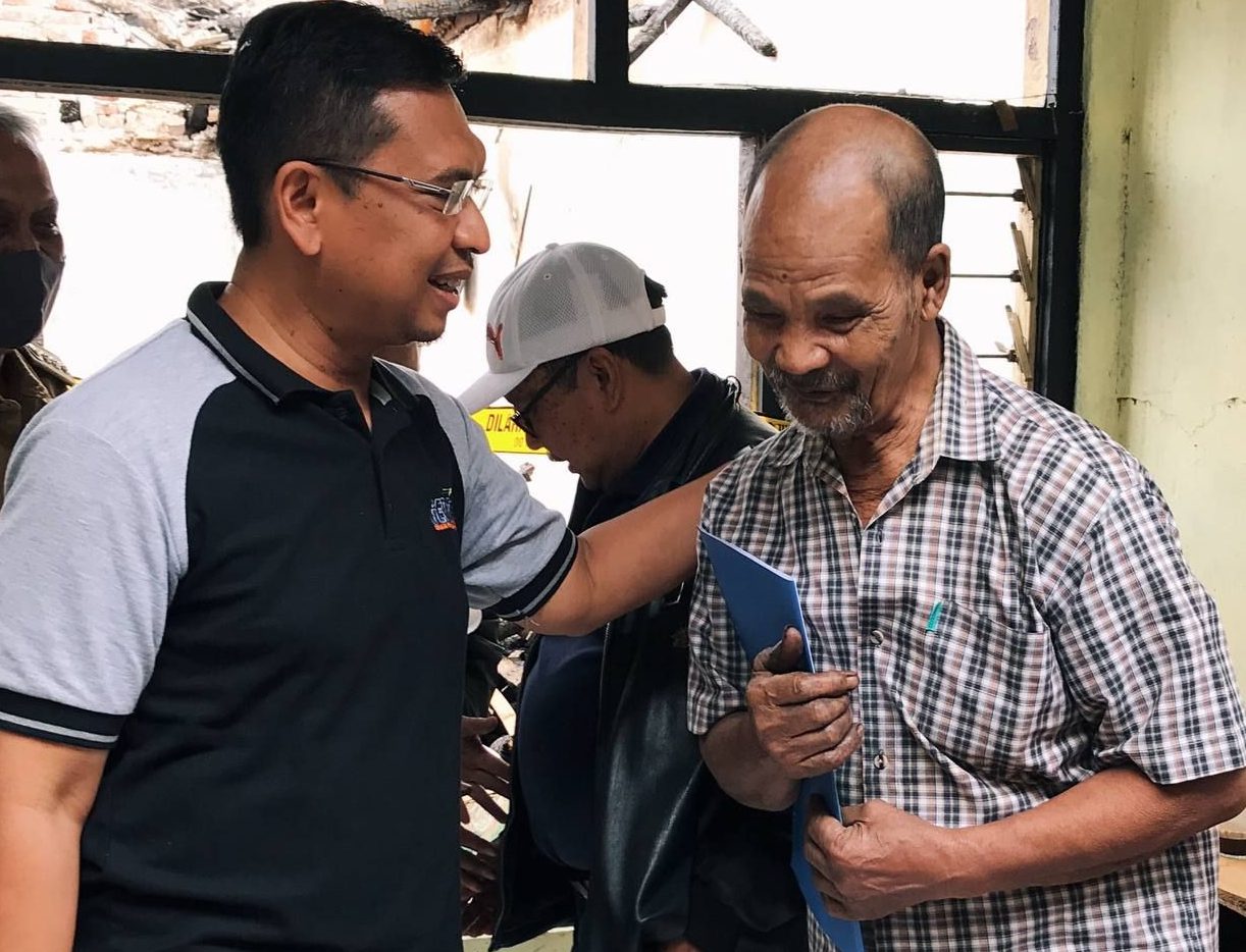 Ketua DPRD Kota Bandung H. Tedy Rusmawan, A.T., M.M., meninjau lokasi kebakaran di kawasan pemukiman Jl. Sukalilah 2, Kelurahan Pasir Jati, Kec. Ujungberung, Selasa (24/5/2022. Ft Humas DPRD Kota Bandung