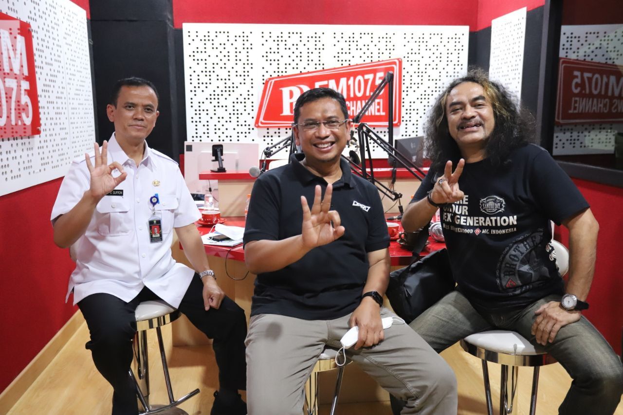 Ketua DPRD Kota Bandung, H. Tedy Rusmawan, A.T., M.M., menjadi narasumber Talk Show Obrolan Plus Solusi (OPSI) di radio PRFM Bandung, Rabu, (25/5/2022).ft humas DPRD Kota Bandung