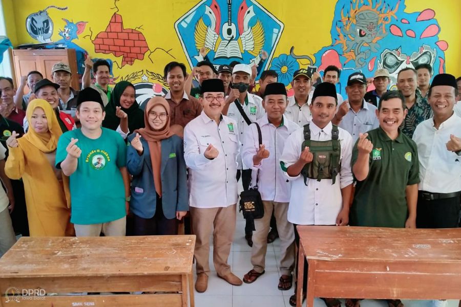 Anggota DPRD Provinsi Jawa Barat Dapil XII (Kabupaten/Kota Cirebon dan Kabupaten Indramayu) Sidkon Djampi berfoto bersama usai sosialisasikan 4 Pilar Kebangsaan kepada masyarajat Desa Sukamelang, Kabupaten Indramayu. Dok (Humas DPRD Jabar)