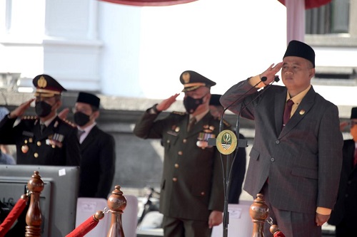 Wakil Gubernur Uu Ruzhanul Ulum menjadi Inspektur Upacara Peringatan Hari Kebangkitan Nasional Tingkat Provinsi Jabar Tahun 2022 di Halaman Gedung Sate, Kota Bandung, Jumat (20/5/2022). Ft Humas Jabar