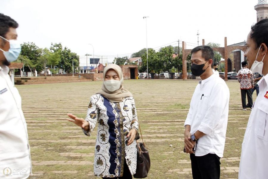 Anggota DPRD Jabar Dapil Jabar 12 Yuningsih (tengah) saat meninjau Alun-alun Kejaksan Kota Cirebon dalam kegiatan Citra Bakti/Saba Desa (Humas DPRD Jabar)