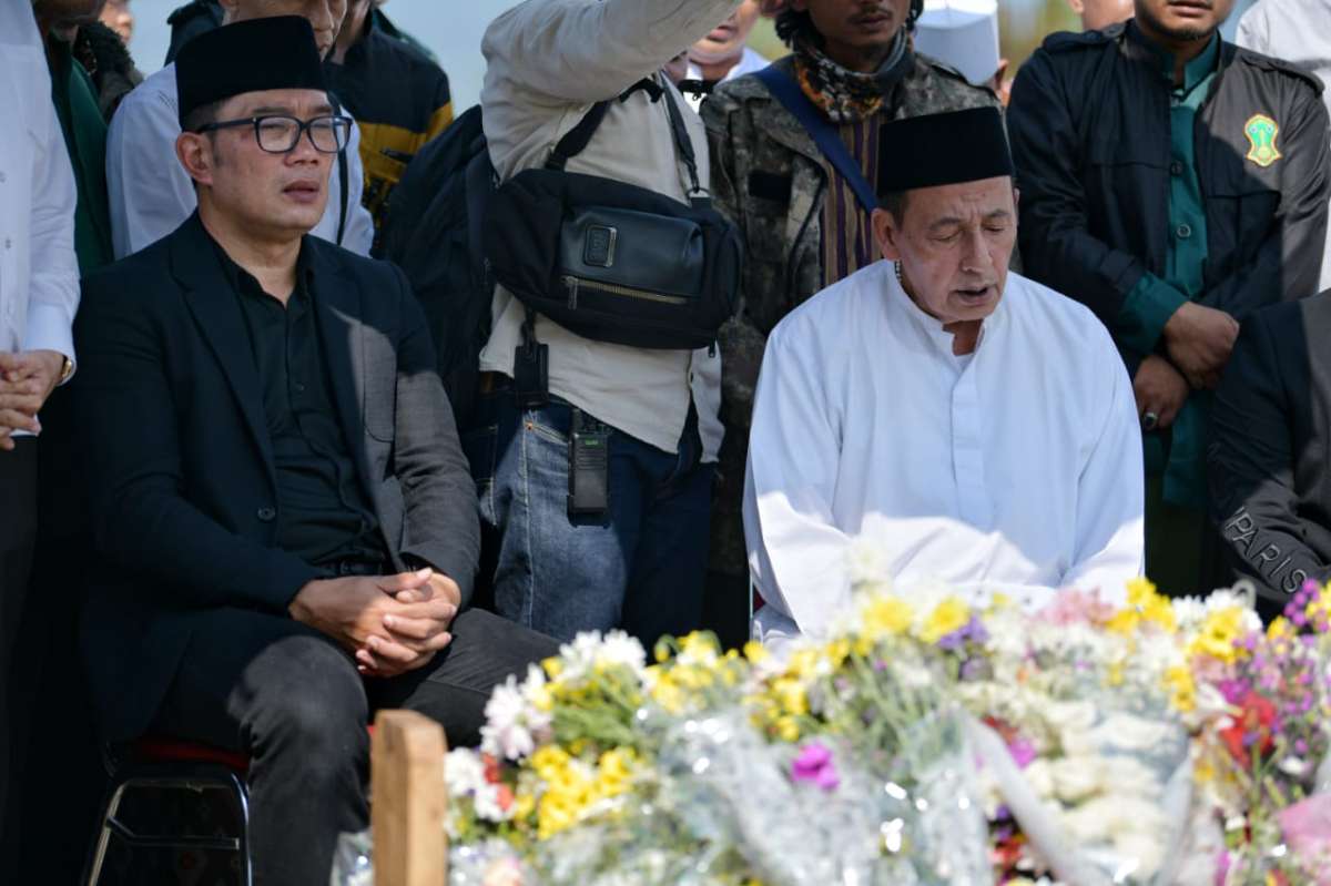 Gubernur Jawa Barat Ridwan Kamil bersama istri Atalia Atalia Praratya kamil dampingi Anggota Dewan Pertimbangan Presiden Habib Muhammad Luthfi bin Yahya berziarah ke makam  Emmeril Kahn Mumtadz Eril. Ft Humas jabar