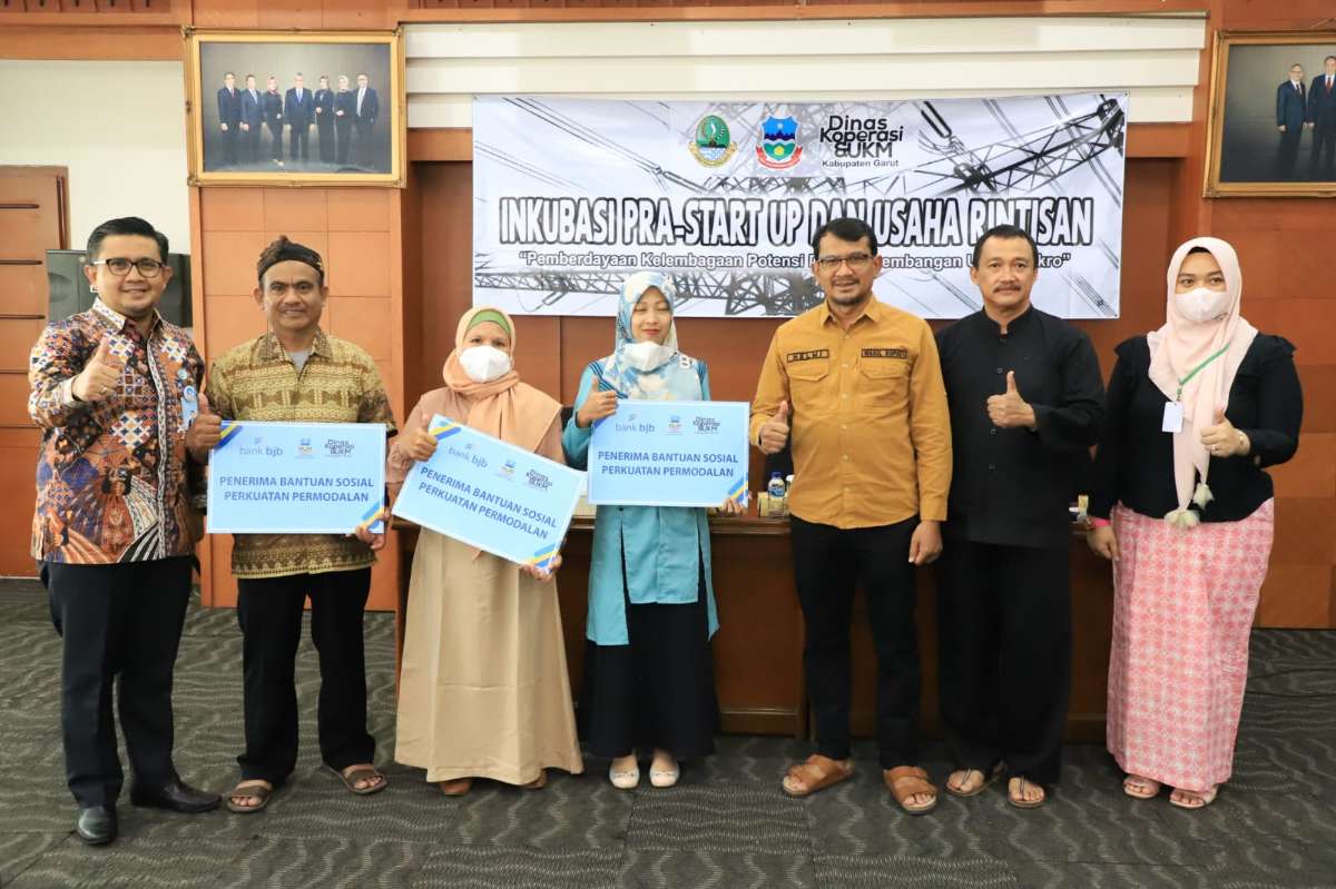 Penyerahan Bantuan dilakukan langsung oleh Wakil Bupati (Wabup) Garut Helmi Budiman disaksikan Kepala Diskop UKM Garut, Suhartono, dan Pimpinan Cabang (Pincab) Bank BJB Garut, Mochammad Indra. ft Humas Garut