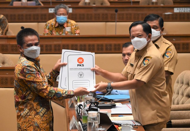 Anggota Komisi II DPR RI Teddy Setiadi saat menyerahkan pendapat F-PKS terkait RUU Lima Provinsi dalam Rapat Kerja Komisi II DPR RI dengan Menteri Dalam Negeri Tito Karnavian dan Komite I DPD RI di Gedung Nusantara II, Senayan, Jakarta, Selasa (21/6/2022). Ft Humas DPR