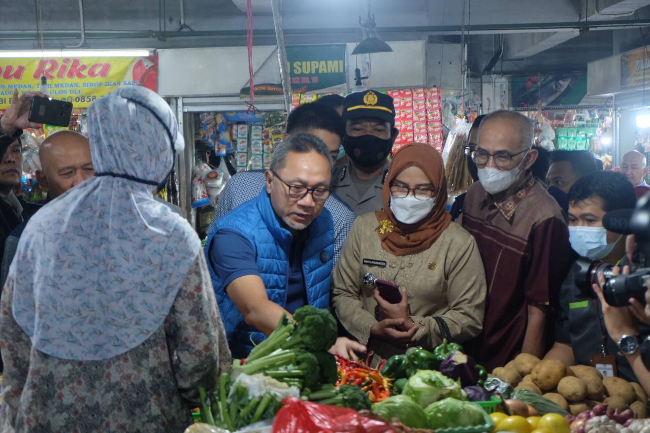  Kepala Dinas Perdagangan dan Perindustrian (Disdagin) Kota Bandung Elly Wasliah mendampingi  Menteri Perdagangan RI Zulkifli Hasan.ke Pasar Kosambi Bandung