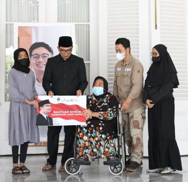 Gubernur Jabar H.M Ridwan Kamil saat memberikan bantuan kepada Ibu Cucu warga Babakan Ciparay Bandung. ft Humas Jabar