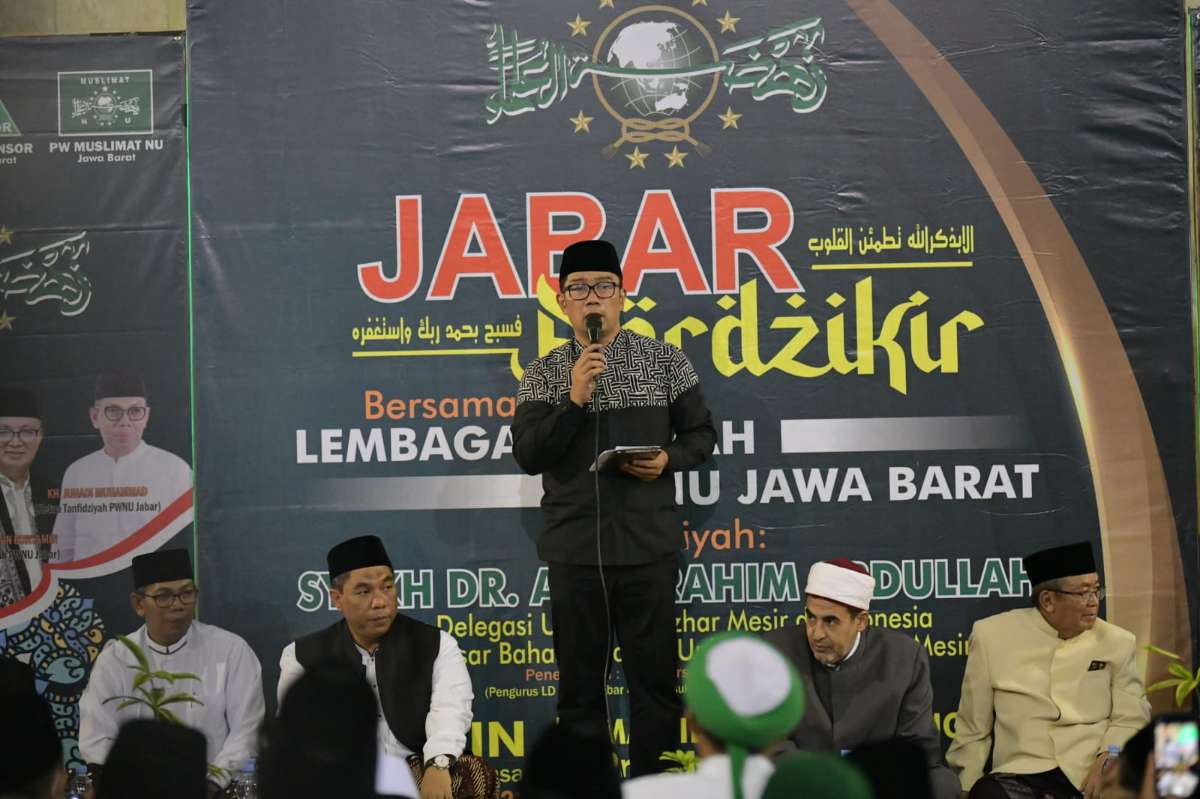 Gubernur Jabar H.M. Ridwan Kamil saat hadiri acara Jabar Berdzikir  di Masjid Raya Alun-alun Bandung.Senin (27/6/2022) malam. 
