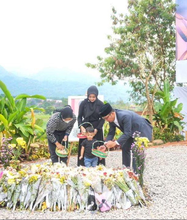 Gubernur Jabar Ridwan Kamil bersama keluarga ziarah ke makam almarhum Eril di cimaung kabupaten Bandung Sabtu (25 Juni 2022) ft humas Jabar