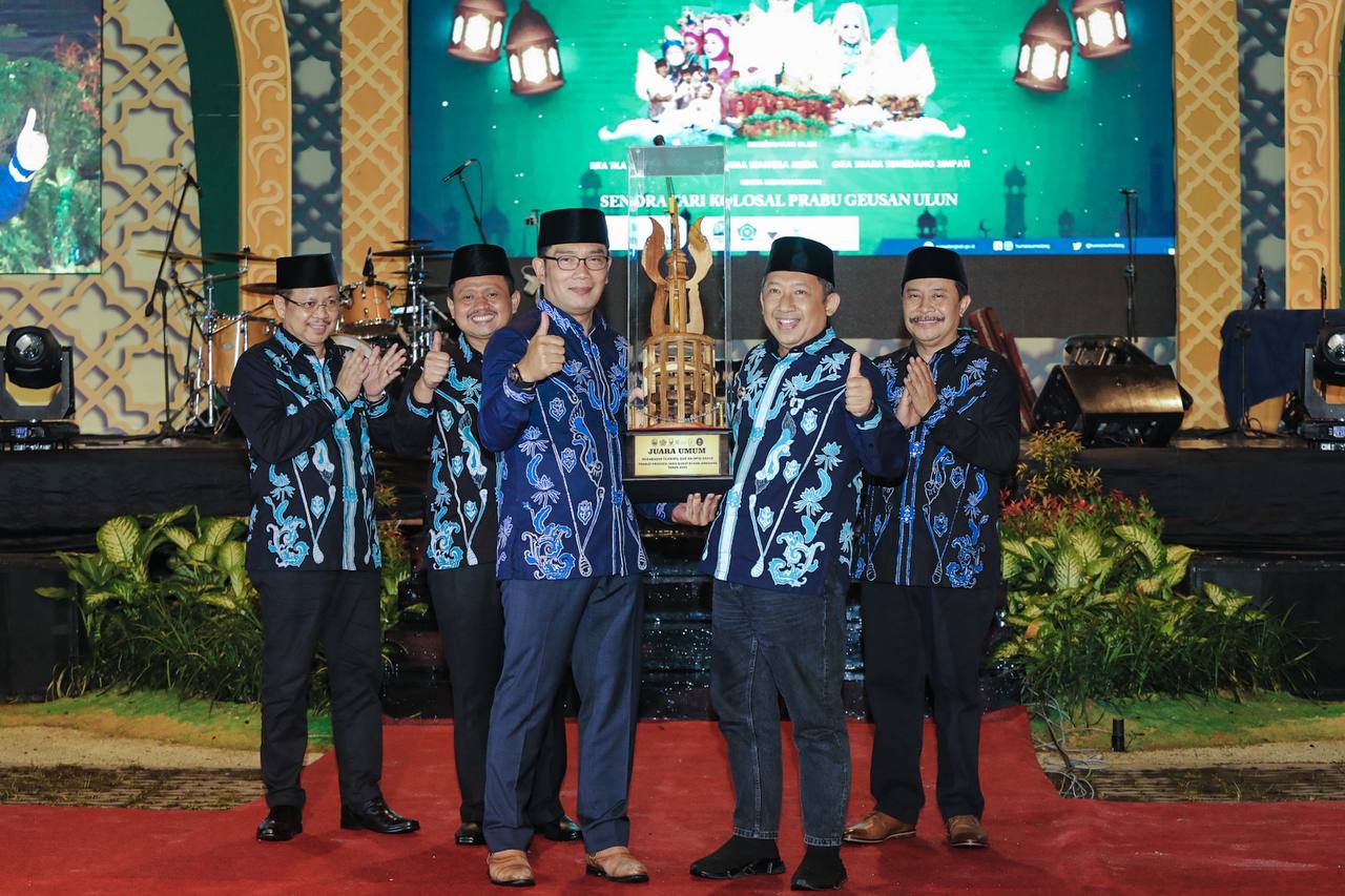 Wali Kota Bandung yana Mulyana foto bersama dengan  Gubernur Jabar Ridwan Kamil. ft istimewa