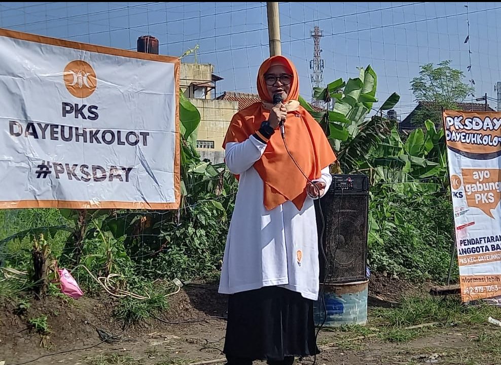 Anggota DPRD Jabar Fraksi PKS Hj. sari Sundari. S.Sos. M.M. dalam kegiatannya di Kelurahan Pasawan Kecamatan Dayeuh Kolot Kabupaten Bandung Minggu (19/6/2022)