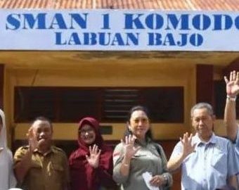 Hj. Sari sundari (tengah) foto bersama anggota Komisi V dan para  siswa SMAN 1 komodo Labuan Bajo.