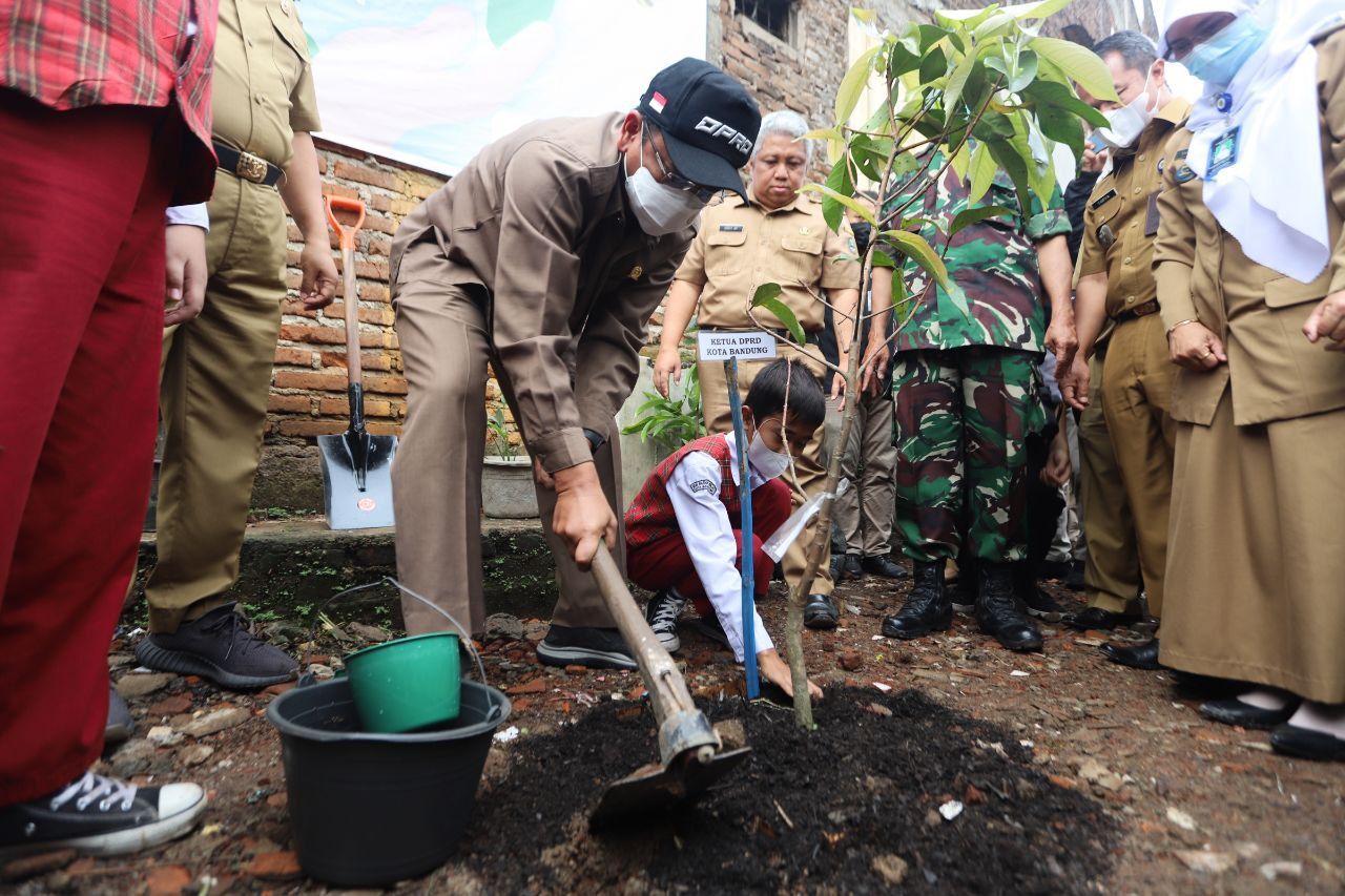 Ketua DPRD Kota Bandung, H. Tedy Rusmawan, A.T., M.M., dalam acara Penananam Pohon di Bantaran Sungai Cikapundung Kolot dalam rangka memperingati Hari Lingkungan Hidup Sedunia 2022, Kota Bandung. ft humas  DPRD Kota Bandung.