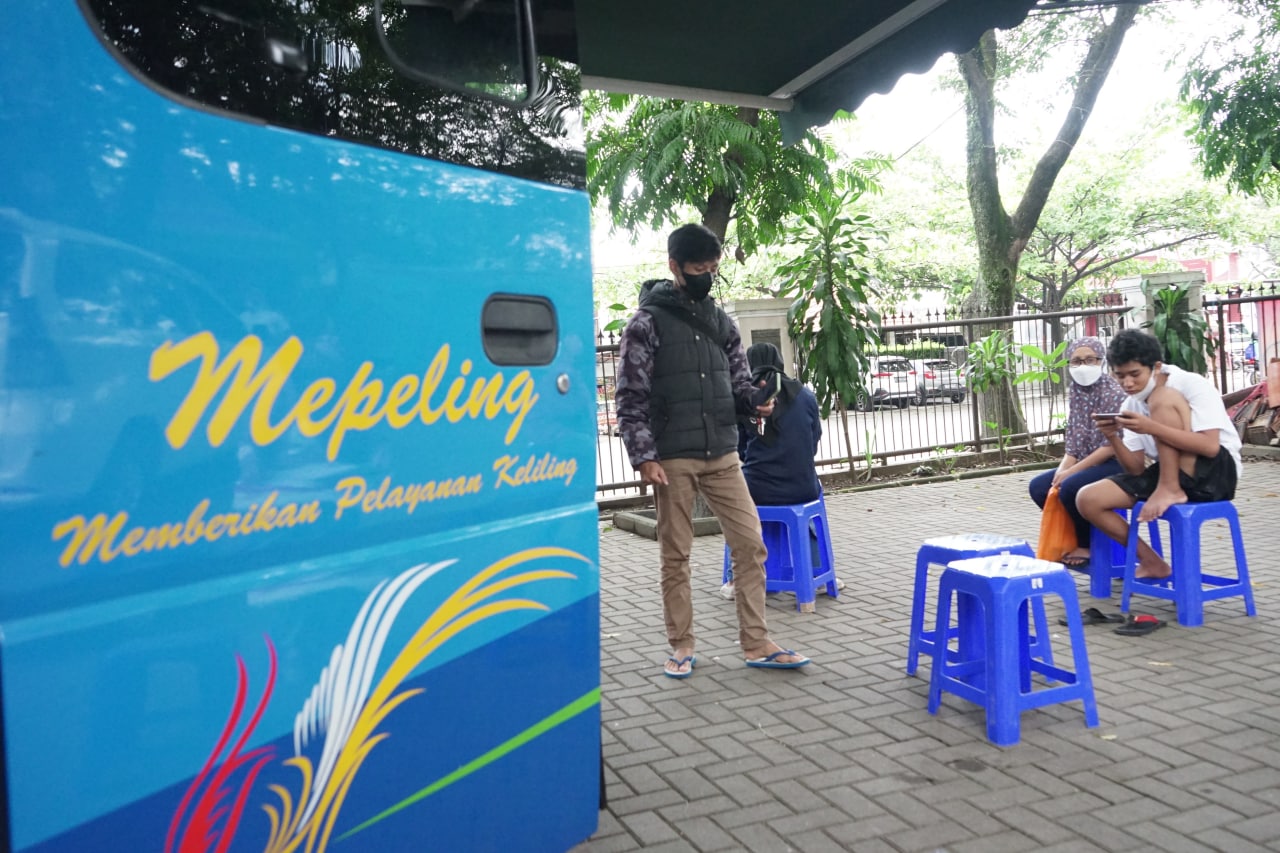 Dua unit mobil Mepeling siaga sejak 30 Mei 2022 di pelataran parkir Gereja Saint Suci, Jalan Kemuning Bandung..