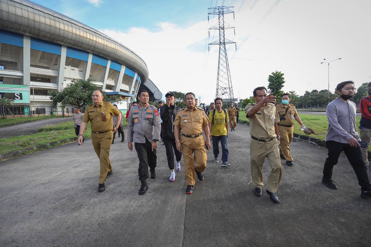 wali kota Bandung Yana Mulyana saat meninjau kesiapan  di GBLA.