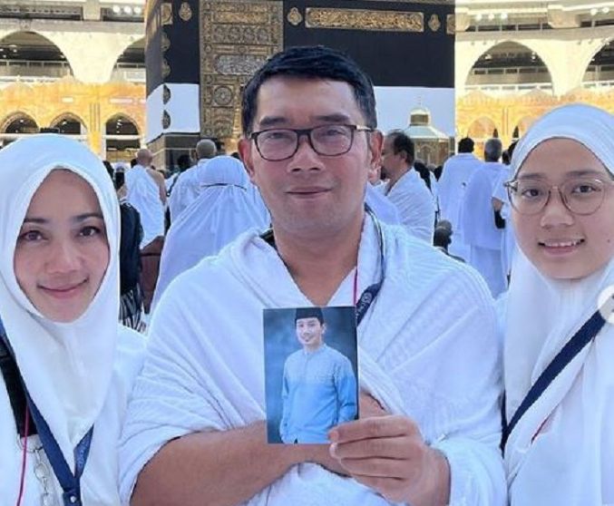 Gubernur Jabar H. Ridwan Kamil bersama Istri dan Putrinya saat berada di tanah suci untuk badal haji, menghajikan almarhum anak sulungnya Emmeril Kahn Mumtadz. ft istimewa