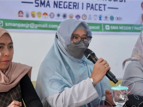 Anggota Komisi V DPRD Jabar Fraksi Partai Keadilan Sejahtera Hj. Sari Sundari. S. Sos. MM. saat melakanakan kunjungan kerjanya ke SMAN 1 Pacet Cianjur. Ft istimewa