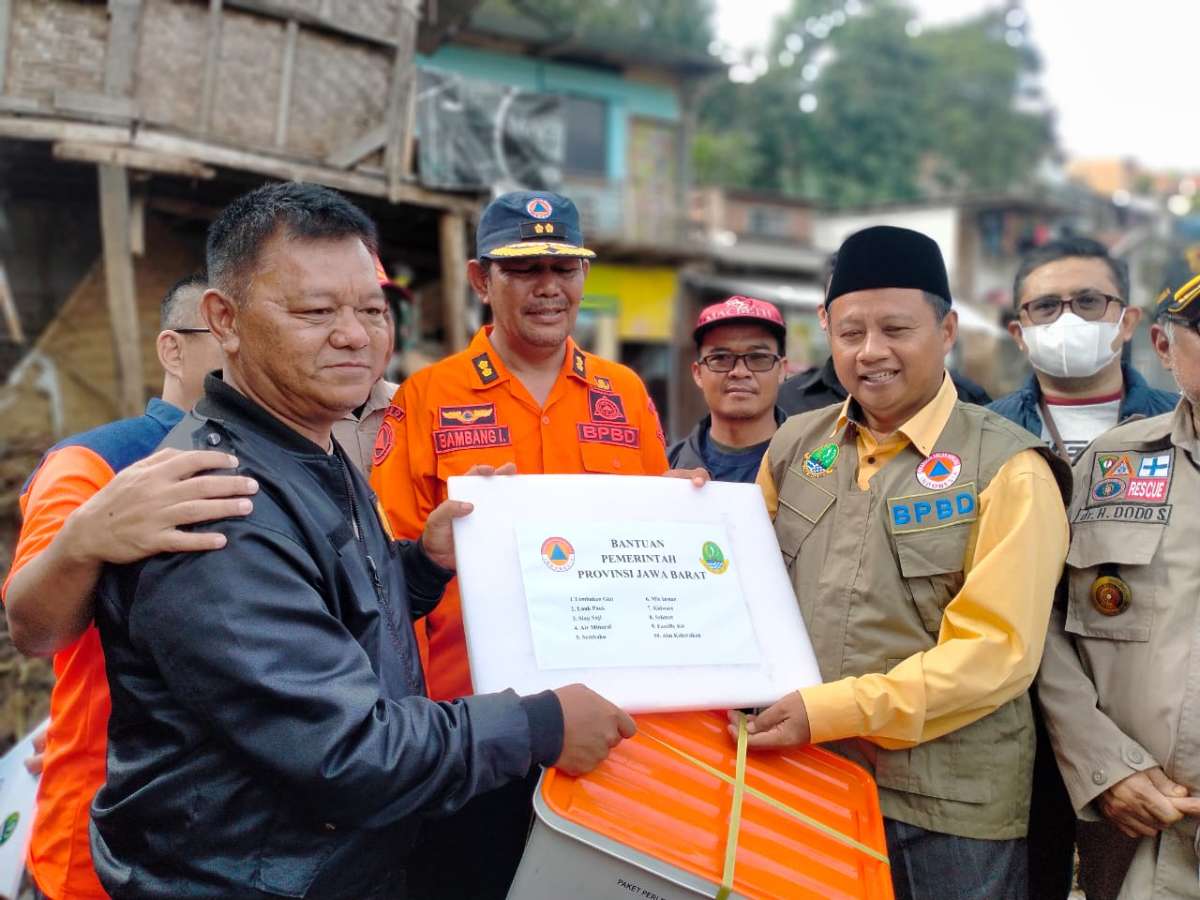 Plh. Gubernur Jawa Barat Uu Ruzhanul Ulum memberikan bantuan langsung kepada korban banjir, di Kampung Dayeuhandap Kelurahan Kota Kulon, Kecamatan Garut Kota, Kabupaten Garut, Minggu (17/7/2022). ft Humas Jabar