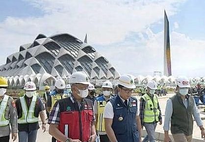 Gubernur Jabar Ridwan Kamil saat meninjau pembangunan Masjid al- Jabbar di Kecamatan Gedebage Bandung. ft humas Jabar