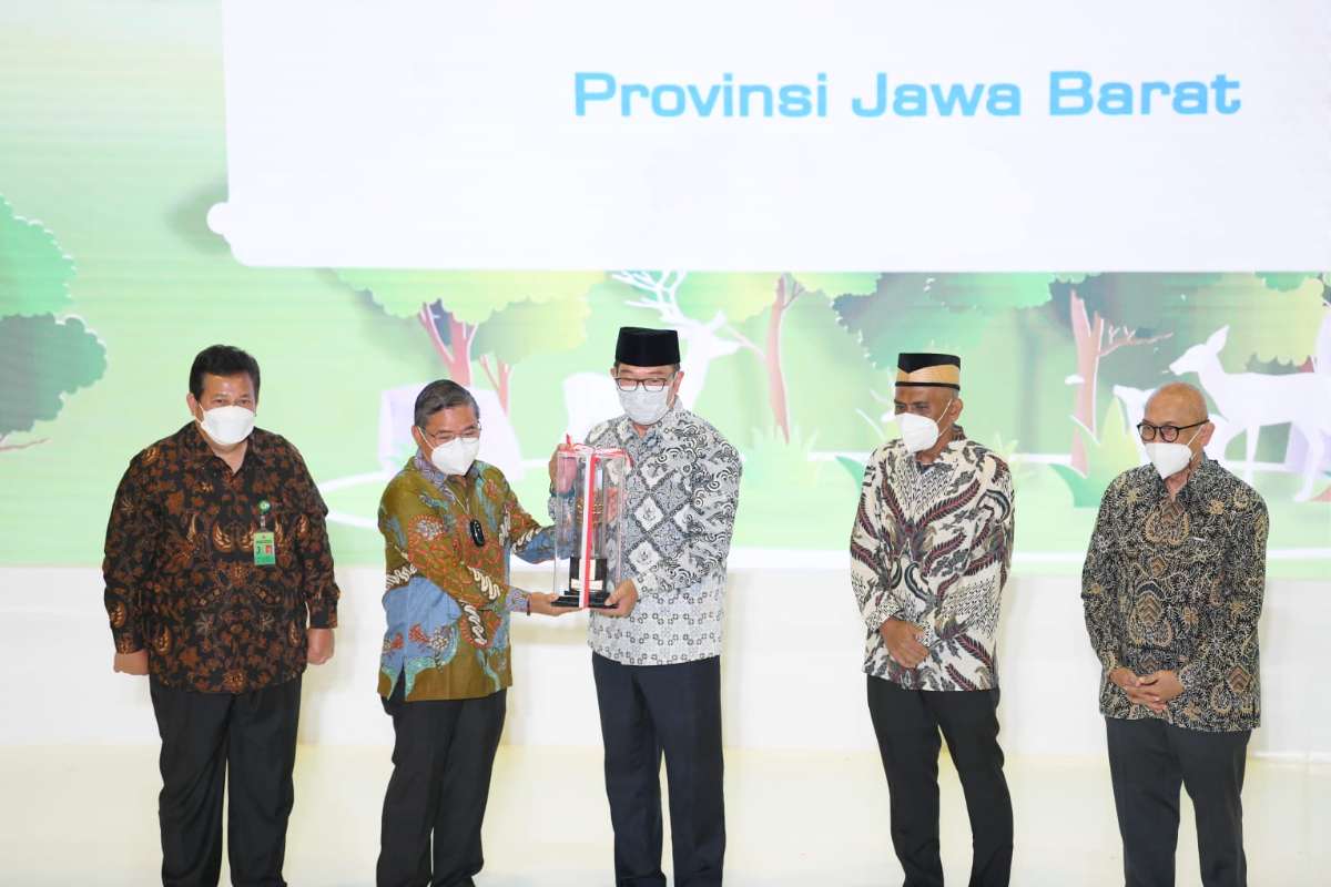 Gubernur Jawa Barat Ridwan Kamil  saat menerima penghargaan Nirwasita Tantra dari Kementerian Lingkungan Hidup dan Kehutanan di Gedung Pusat Kehutanan Manggala Wanabakti, Jakarta Pusat, Rabu (20/7/2022). ft istimewa