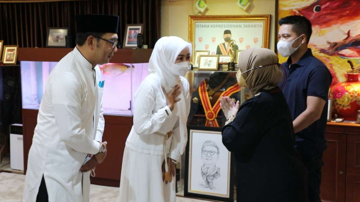 Gubernur Jawa Barat Ridwan Kamil beserta istri,  Atalia Praratya Kamil bertakziah di kediaman almarhum Tjahjo Kumolo di Rumah Dinas Menteri Pendayagunaan Aparatur Negara dan Reformasi Birokrasi, Jakarta Selatan, Senin (4/7/2022). ft humas Jabar