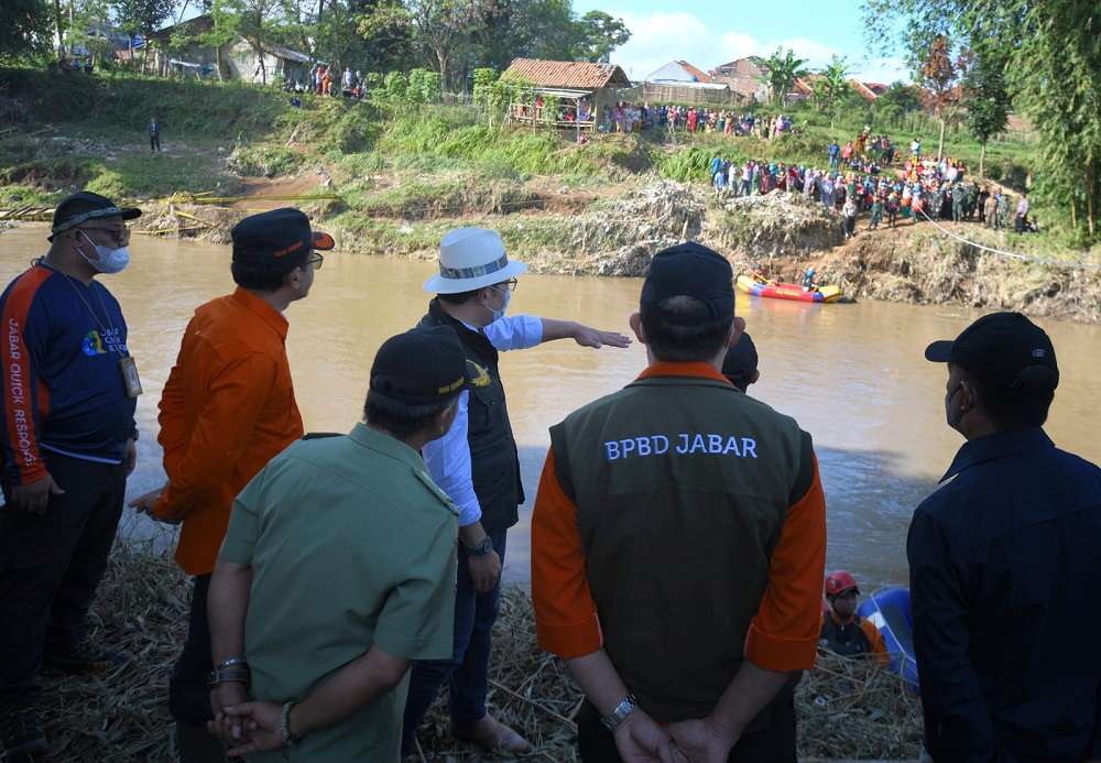 Gubernur Jabar H. Ridwan Kamil saat meninjau lokasi pasca Banjir bandang di Kabupaten Garut. ft humas jabar