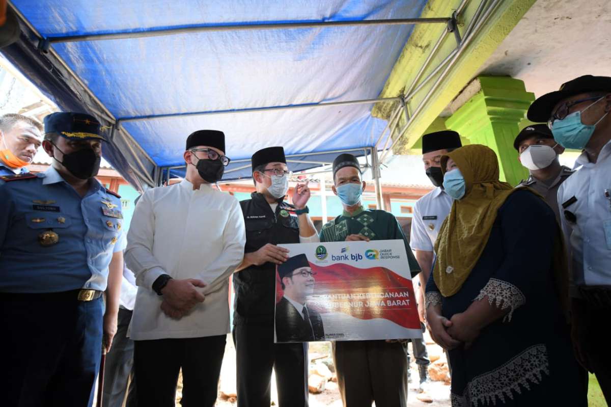 Gubernur Jawa Barat H.  M. Ridwan Kamil saat  memberikan bantuan dan meninjau langsung bencana longsor yang terjadi di kelurahan Curug Bogor. Ft humas jabar